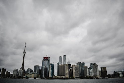 白多雲的天空下的城市天際線