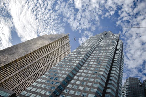 Nuvole Bianche Su Edificio In Cemento Grigio