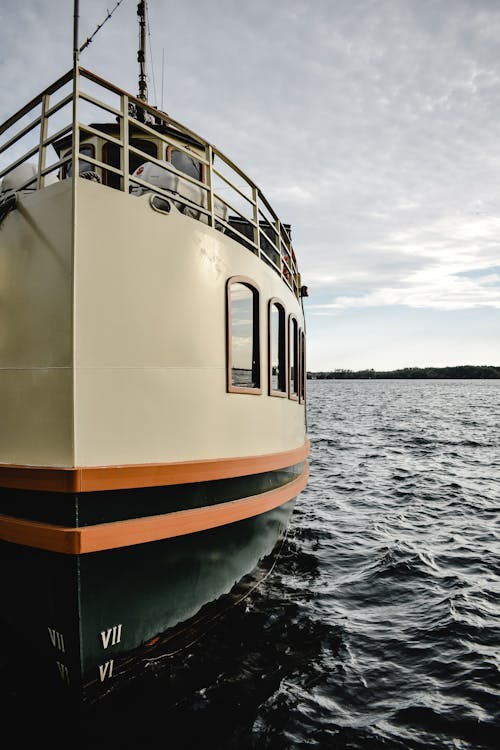 Bateau Blanc Et Jaune Sur Mer