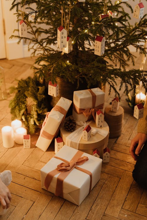 Kostnadsfri bild av firande, gåvor, julgran