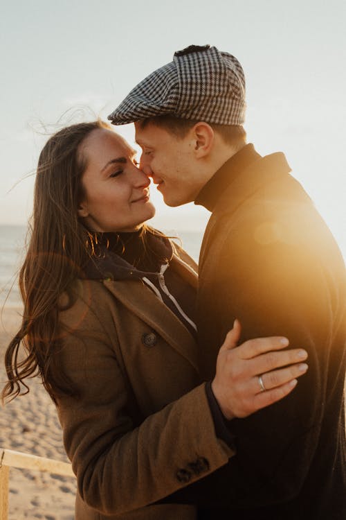 Foto stok gratis hidung ke hidung, jatuh cinta, kaum wanita