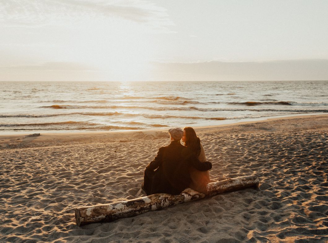Online dating: starting a conversation on a niche platform