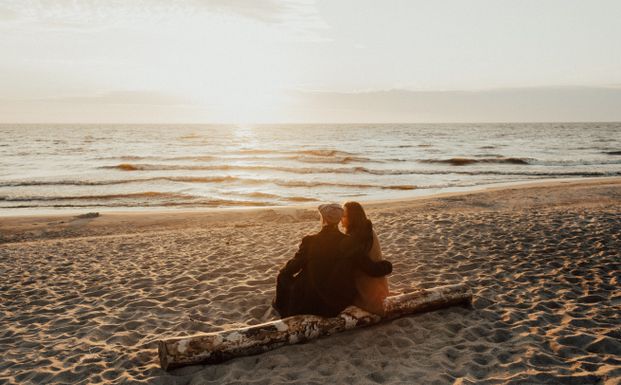 Online dating: starting a conversation on a niche platform