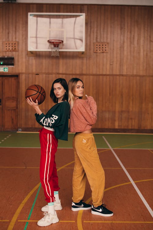 無料 バスケットボールコートに立っている2人の女性 写真素材