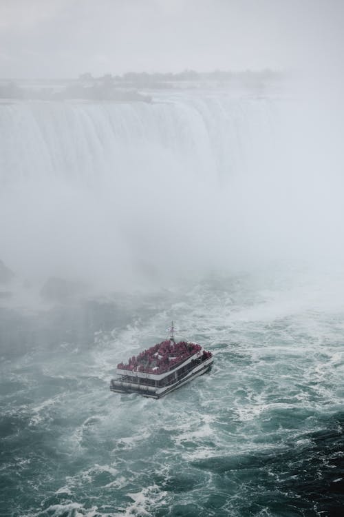 Barco Rojo Sobre Cascadas De Agua