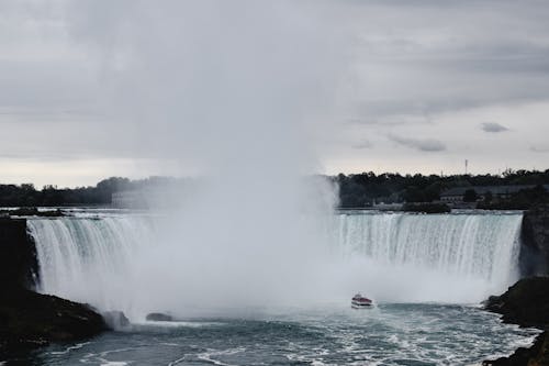 Mensen Rijden Op Rode Boot Op Water Falls