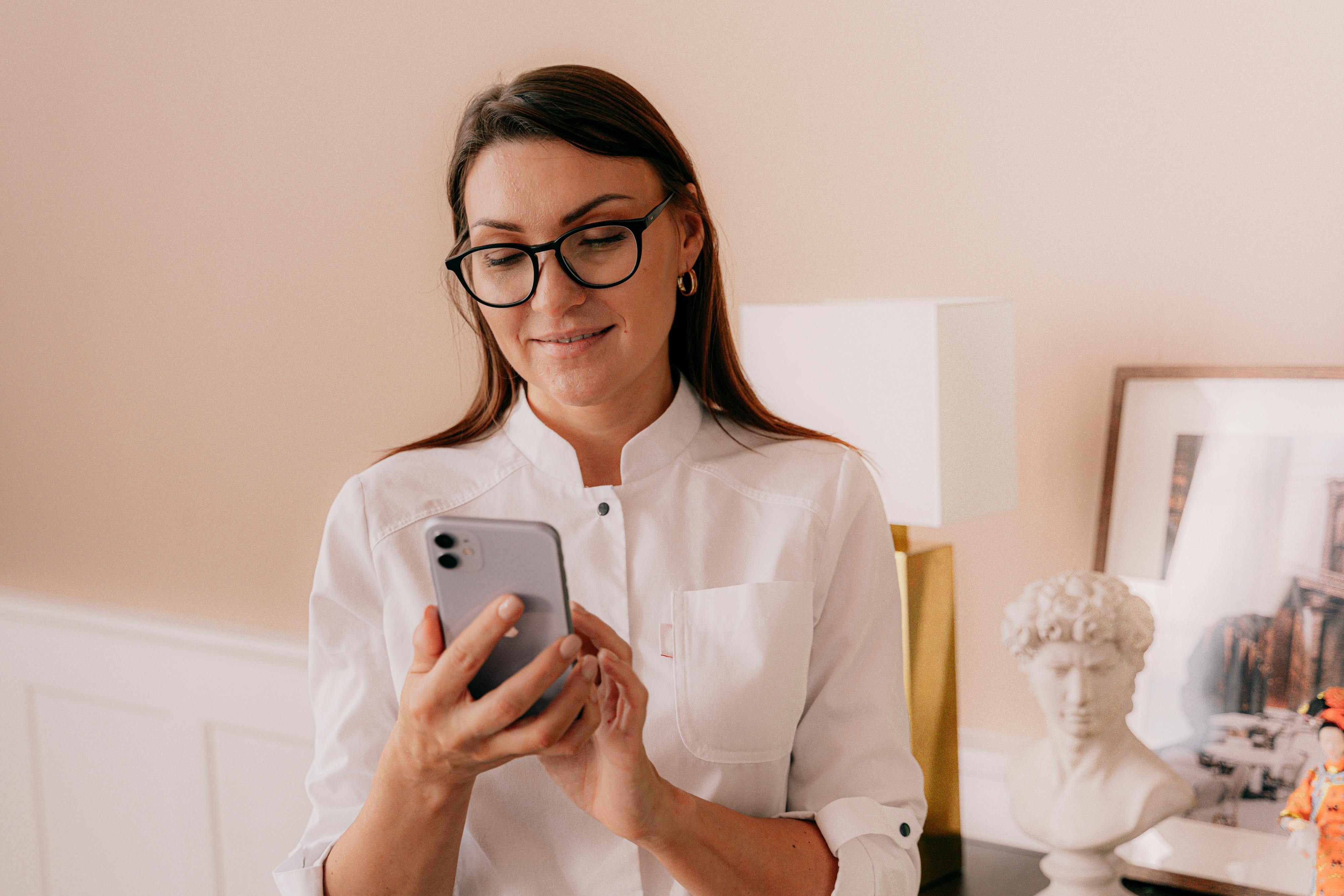 Ilmainen kuvapankkikuva tunnisteilla # sisätiloissa, älypuhelimen vuorovaikutus, älypuhelin Kuvapankkikuva