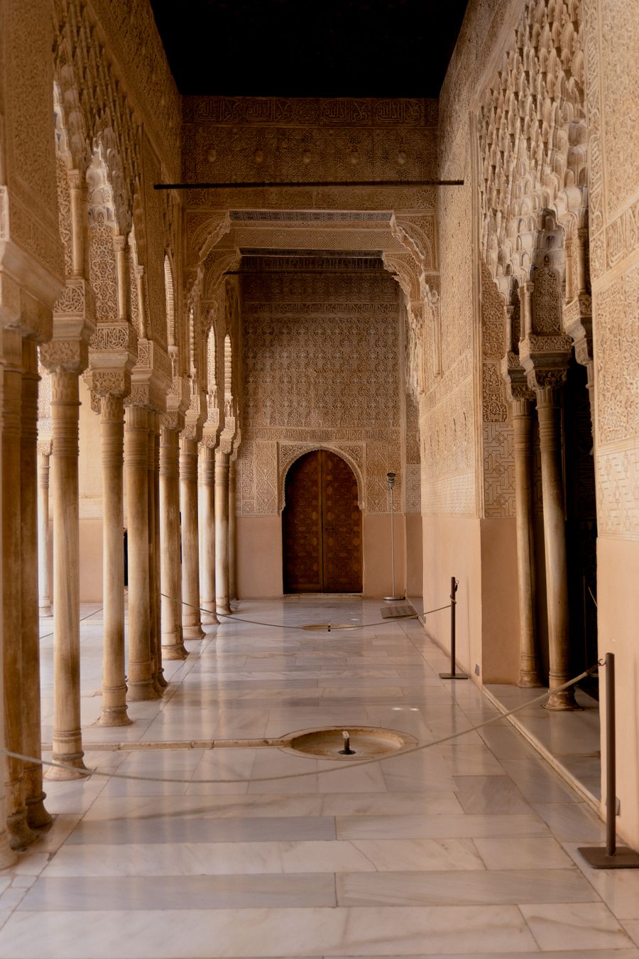 Laluan berlengkung Moorish istana Alhambra dengan hiasan geometri di Granada untuk pakej warisan Islam