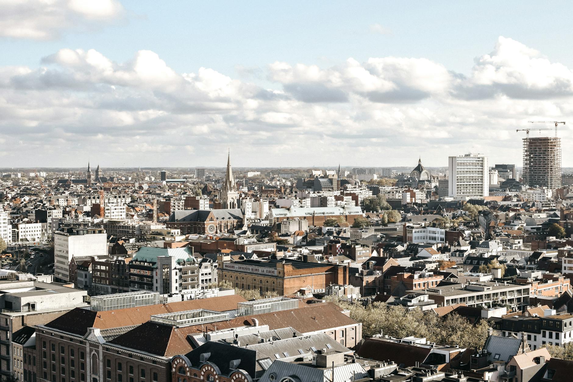 Belçika'da yeni bir hayat kurmak isteyenler için huzurlu, güvenli ve modern mimariye sahip bir yerleşim bölgesi sokak görünümü.