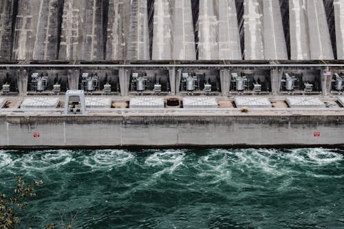 Mensen Lopen Op Betonnen Brug Over De Zee