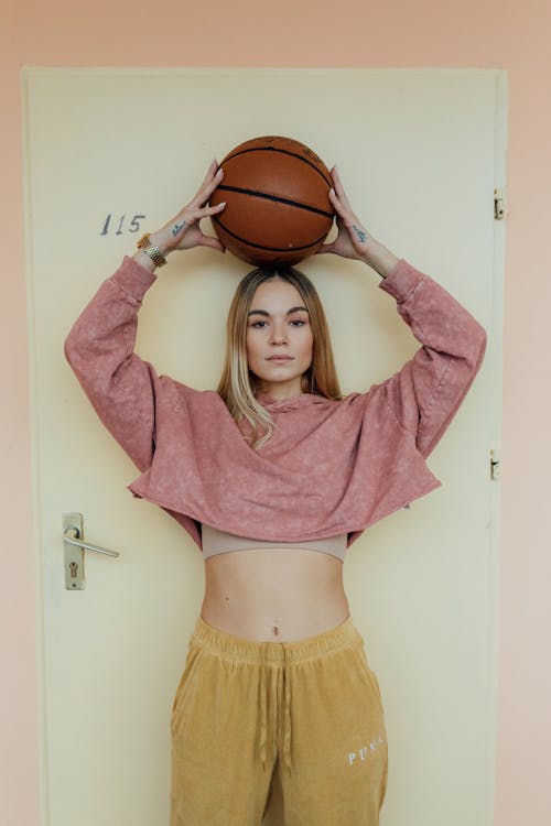 Kostenlos Frau In Der Rosa Robe, Die Basketball Hält Stock-Foto