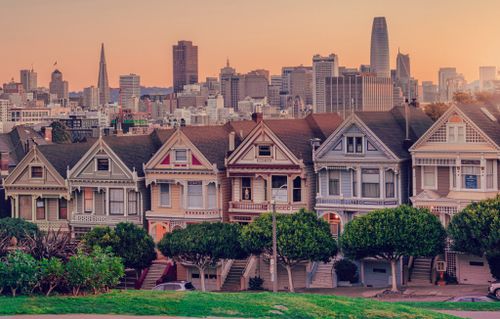 Free Iconic view of Painted Ladies with San Francisco skyline at sunset, capturing Victorian architecture and cityscape. Stock Photo
