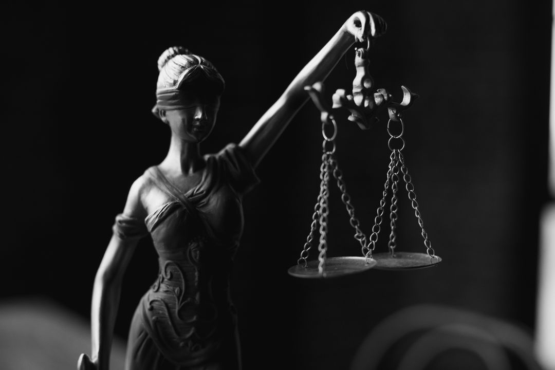 Estatueta da Justiça com balança, em preto e branco