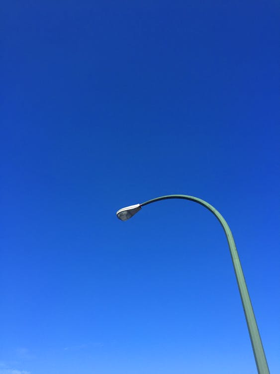 Fotobanka s bezplatnými fotkami na tému jasne modrá obloha, mesto, modrá obloha