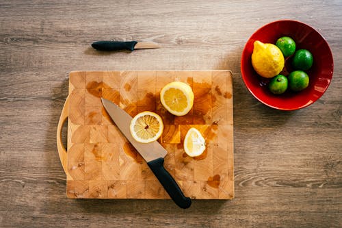 Бесплатное стоковое фото с лимон, нарезанный, нож