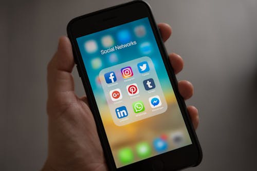 Osoba Trzymająca Iphone Pokazuje Folder Sieci Społeczne