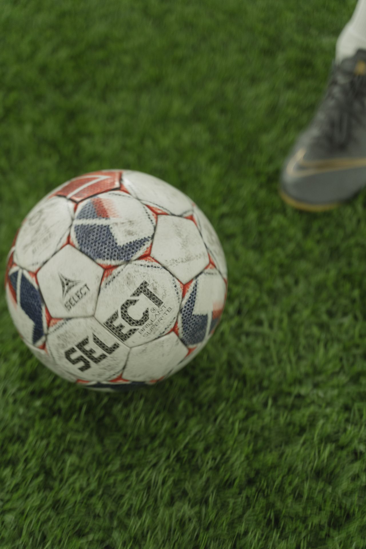 Pelota de fútbol en el campo