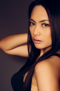 一位成年女性留着长发，在室内优雅地摆姿势的肖像