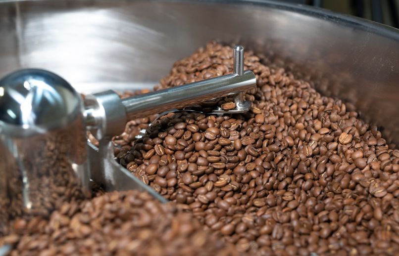 Close-up van koffiebonen in brandtrommel
