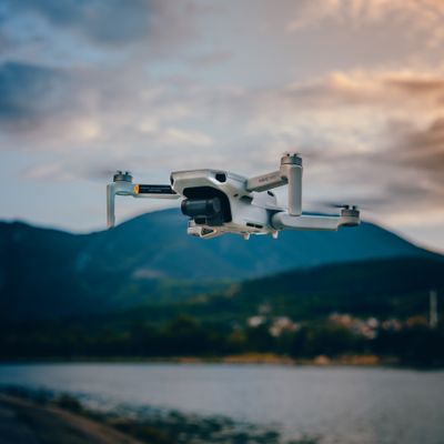 Drone para vídeo aéreo da festa de revelação