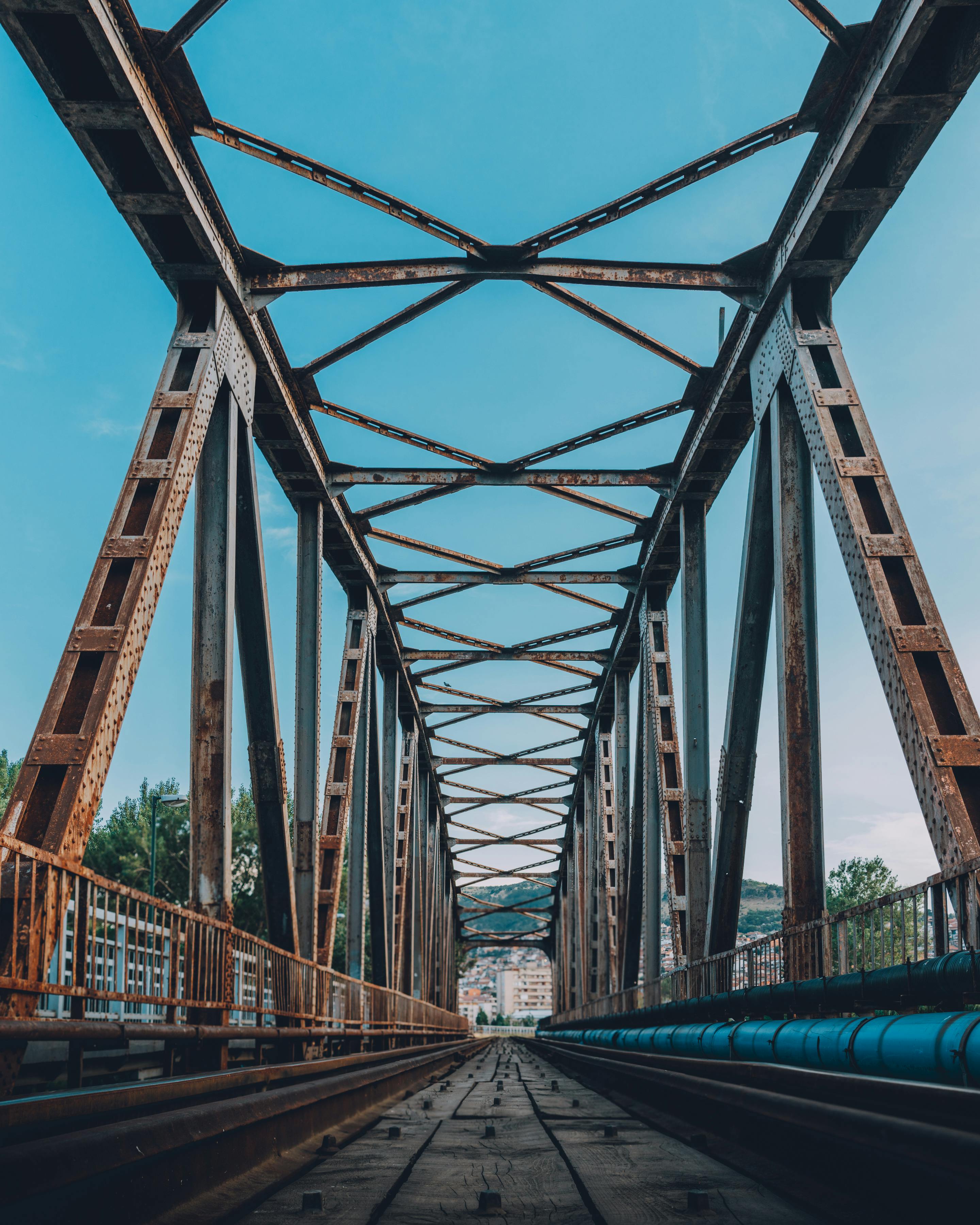 Painted industrial tunnel in contrast · Free Stock Photo