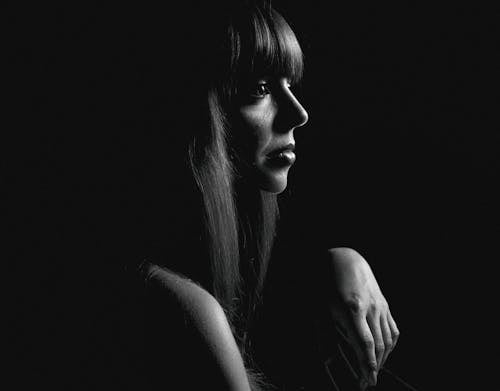 Darmowe zdjęcie z galerii z ciemny, czarny i biały, kobieta