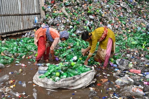 Darmowe zdjęcie z galerii z kobiety, plastikowe butelki, powódź