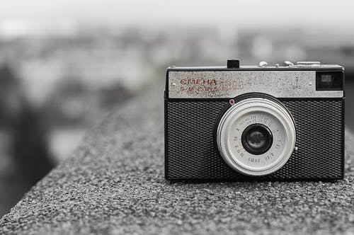 灰色のコンクリートの黒と灰色の古典的なカメラ