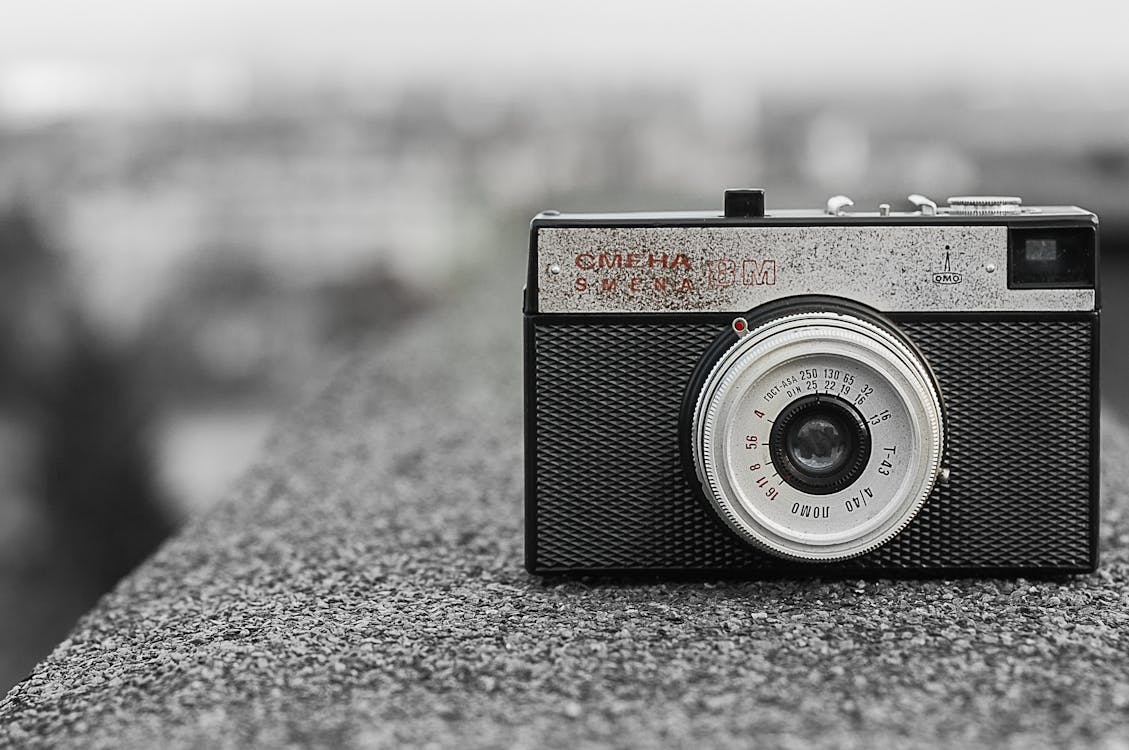 бесплатная черно серая классическая камера на сером бетоне Стоковое фото