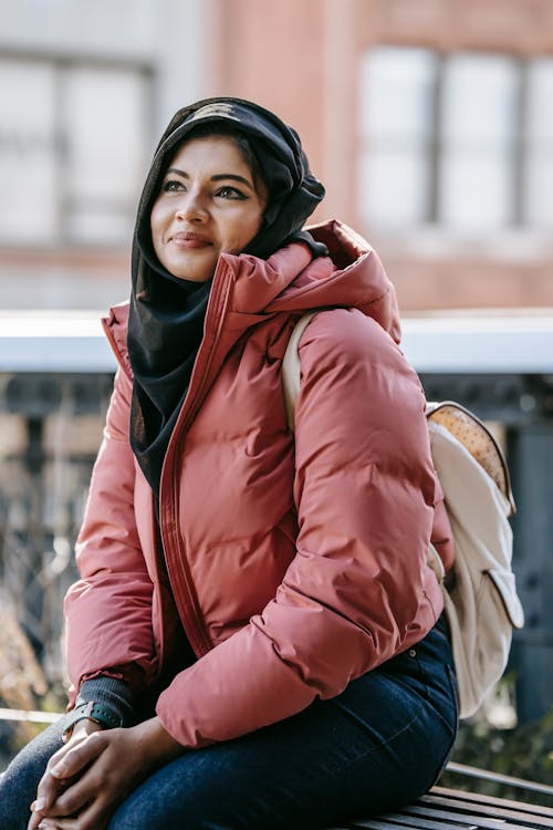 бесплатная Женщина в коричневой кожаной куртке и черном хиджабе Стоковое фото