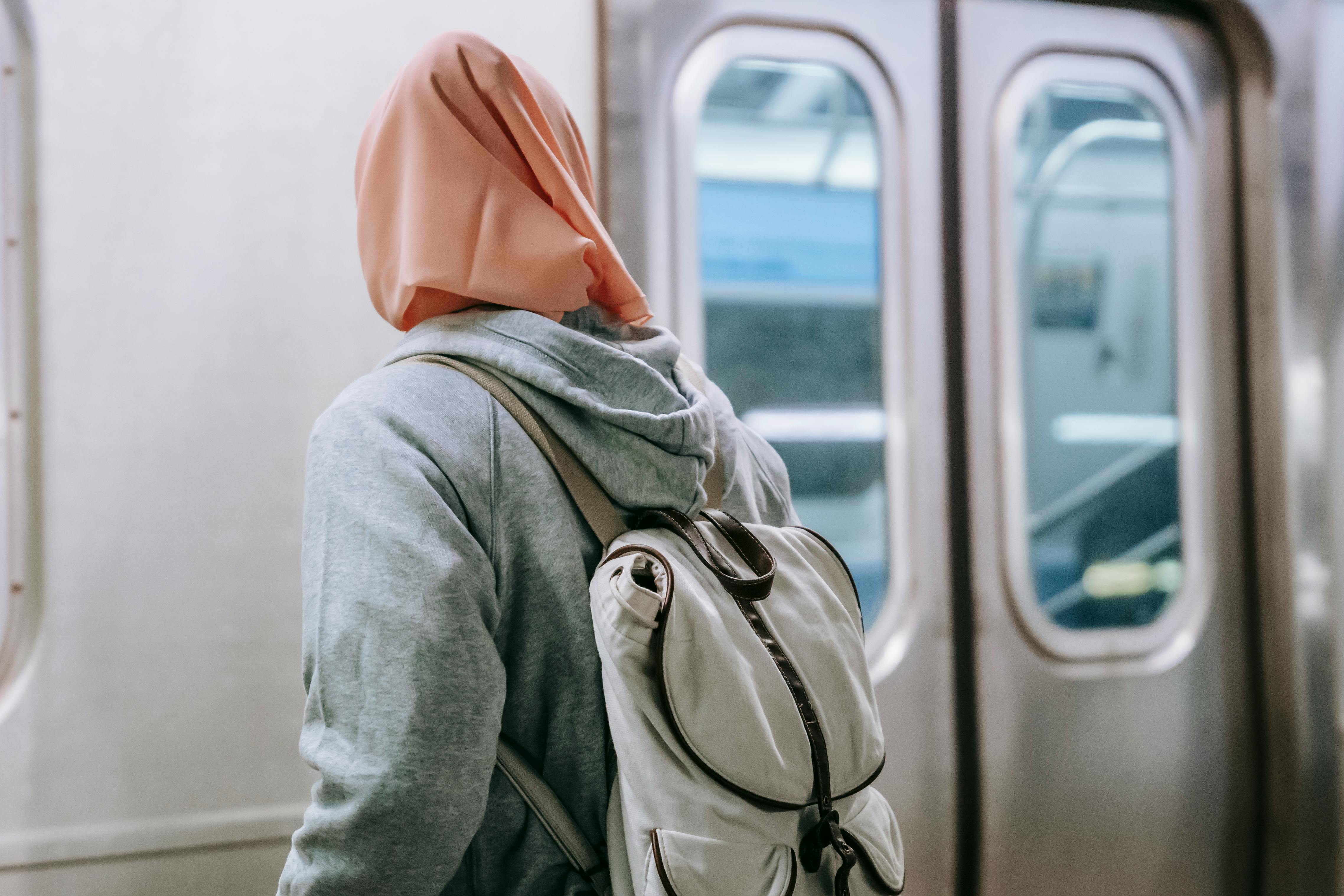 Femme En Hijab Marron Et Veste En Jean Bleu Photo gratuite