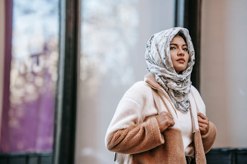 Kobieta W Brązowym Płaszczu Ubrana W Biały Hidżab