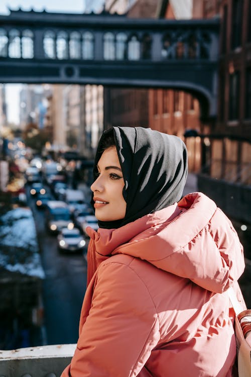 бесплатная Женщина в черном хиджабе и красной толстовке Стоковое фото