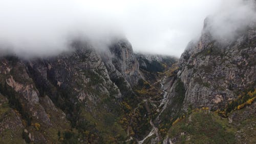 Kostnadsfria Kostnadsfri bild av bergen, dimmig, klippig Stock foto