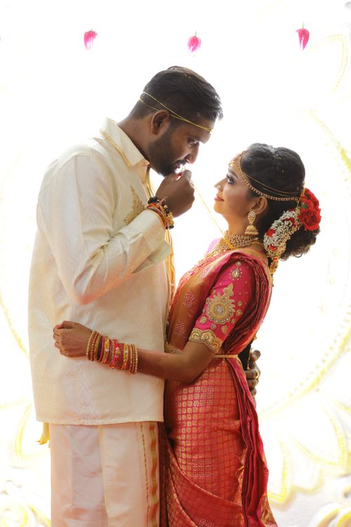Free Romantic embrace of Indian wedding couple in traditional attire. Stock Photo