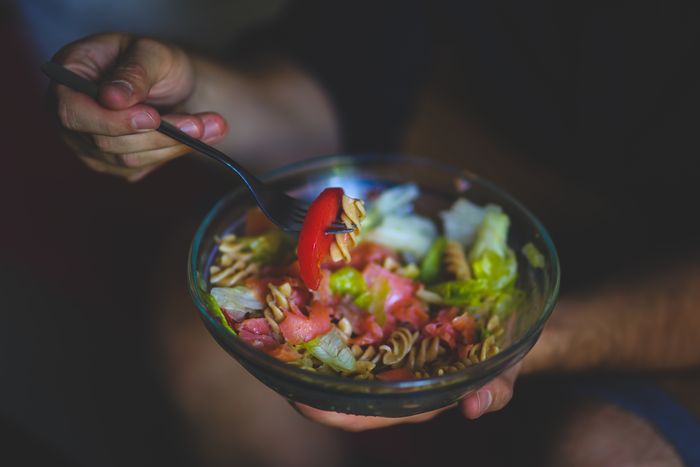 Bowl of pasta salad with fresh vegetables — photo by Karolina Grabowska on Pexels