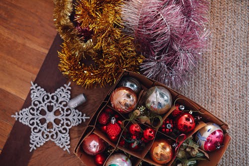 Free Рождественские шары в коробке Stock Photo