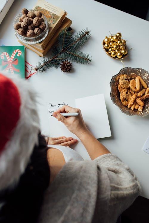 Persoon Die Op Een Papier Schrijft