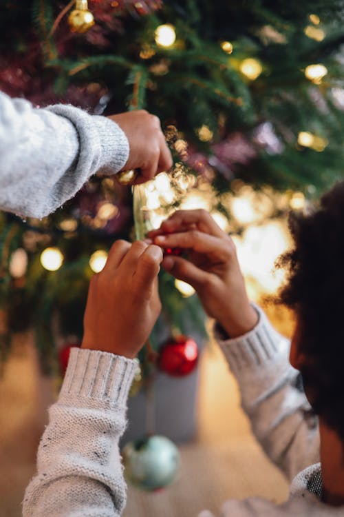 Kinder, Die Den Weihnachtsbaum Verzieren