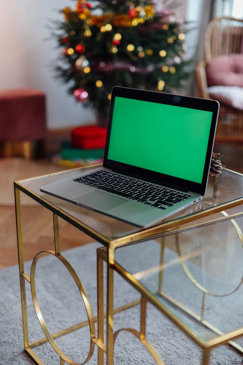 Macbook Pro Sur Table En Verre