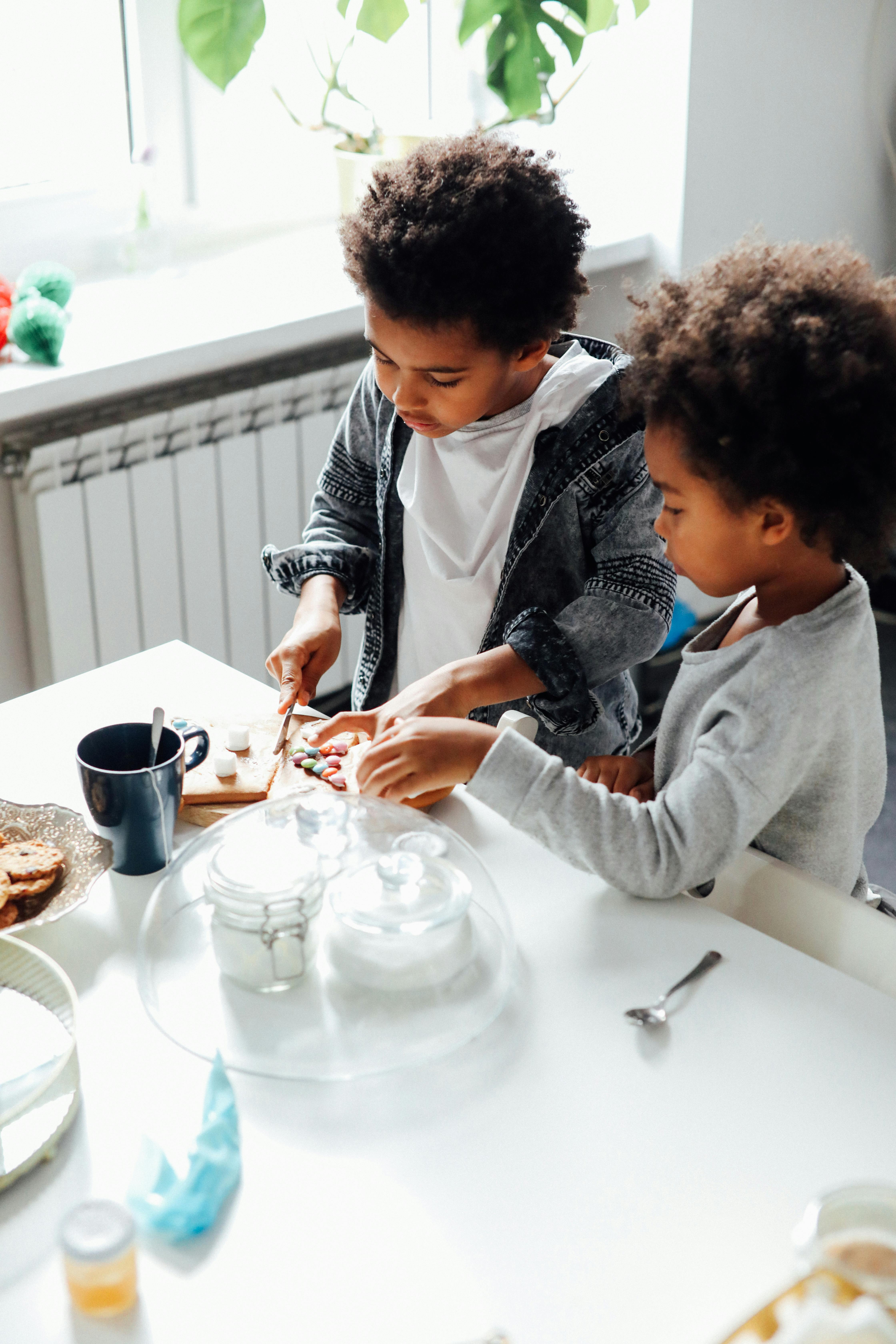 kids decorating cookies