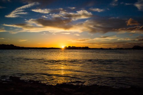 Free Captivating ocean sunset with vibrant colors reflecting on the water surface. Stock Photo