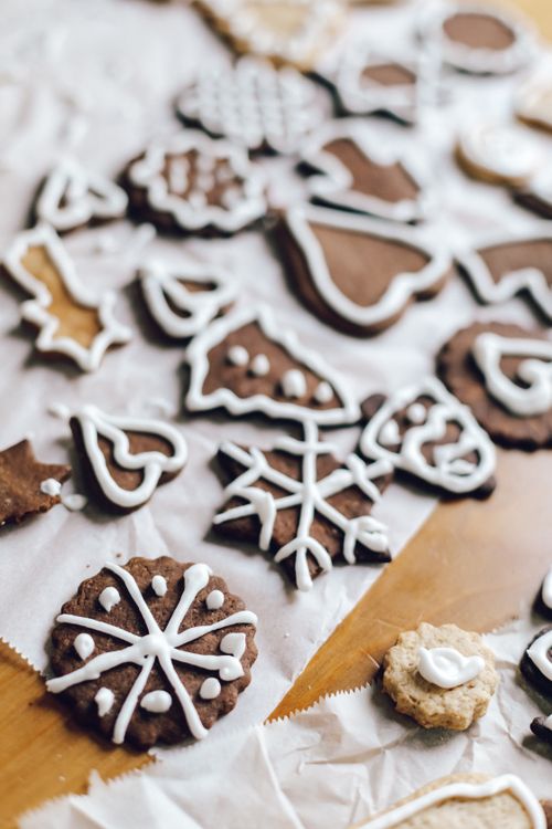 Free A variety of decorated Christmas cookies with icing, perfect for holiday celebrations. Stock Photo