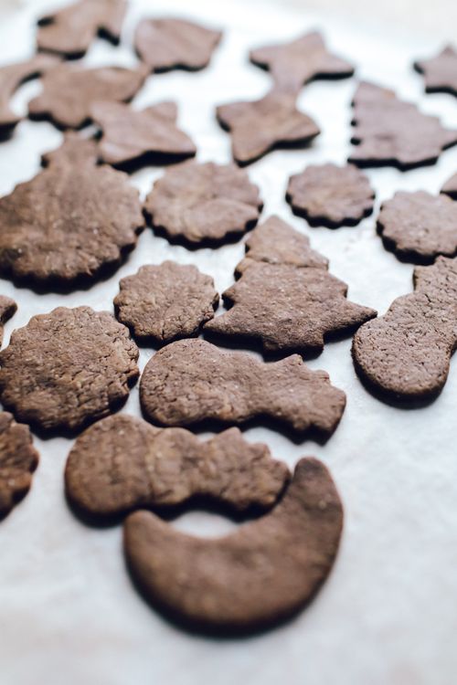 Free A delightful array of homemade chocolate cookies in festive shapes, perfect for holiday celebrations. Stock Photo