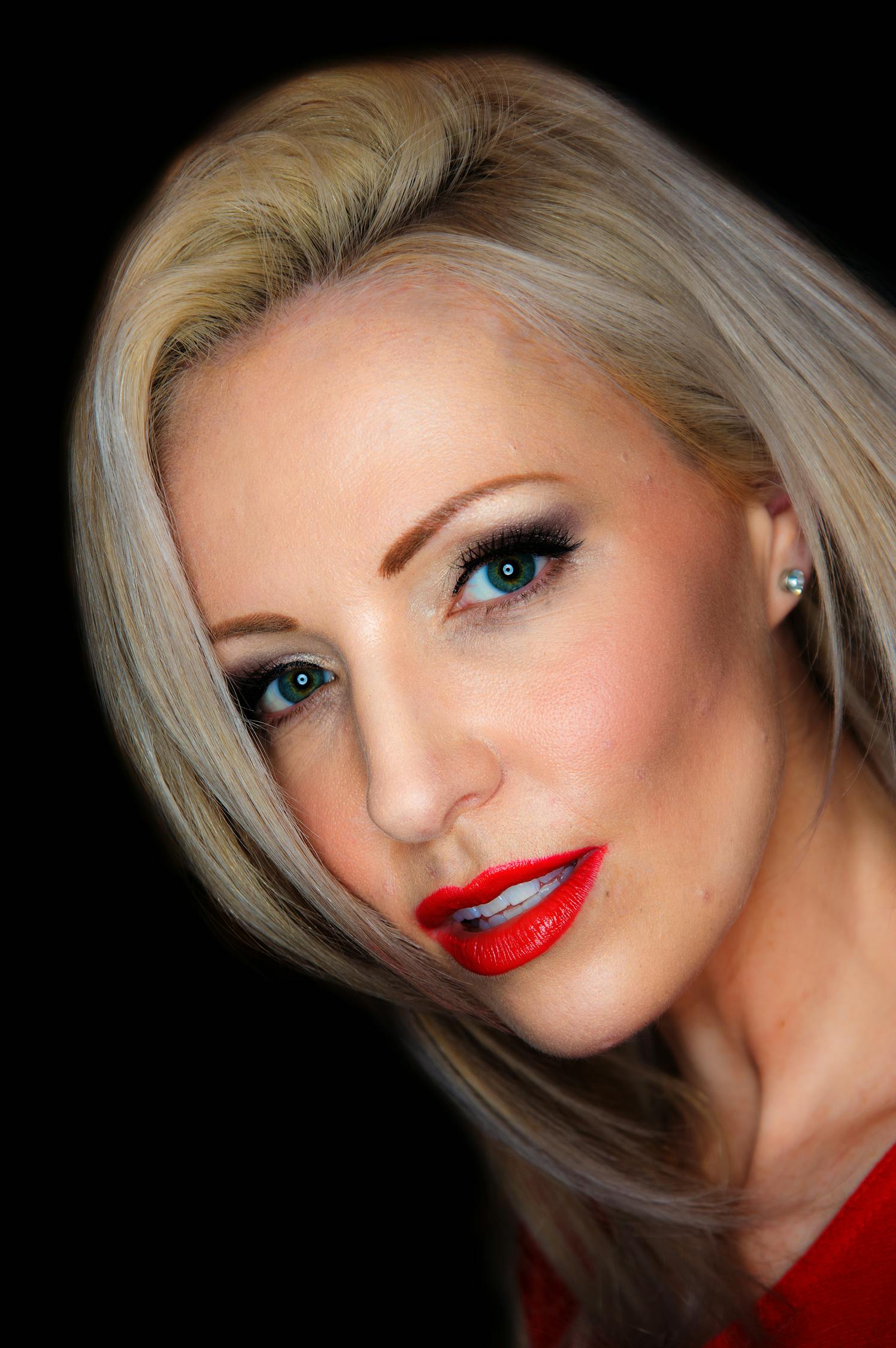 Woman With Red Lipstick and Blonde Hair · Free Stock Photo