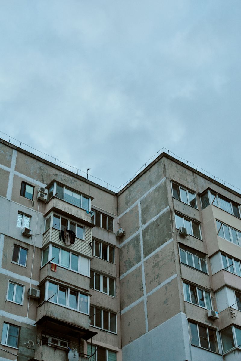 Façade d'immeuble en copropriété avec balcons, rénovation énergétique collective MaPrimeRénov'