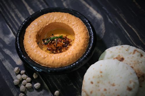 Free Close-up of creamy hummus and flatbread showcasing Middle Eastern cuisine. Stock Photo