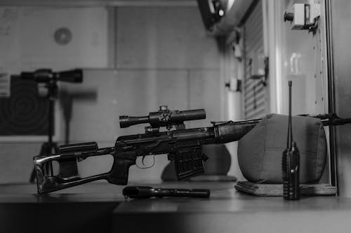 Gratis Fotos de stock gratuitas de arma, armas de fuego, blanco y negro Foto de stock