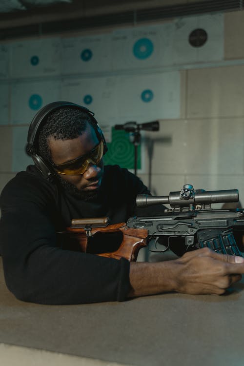 Fotos de stock gratuitas de afroamericano, arma, arma de fuego