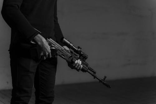 Immagine gratuita di arma, arma da fuoco, bianco e nero